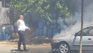 Diyarbakır Dicle'de seyir halindeki otomobil patlayıp alev aldı