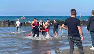 Adana’da denize giren 3 arkadaş dalgalara kapıldı : 2 kişi hayatını kaybetti