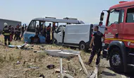 Manisa’da kamyonet halk otobüsüne çarptı : 1 ölü, 10 yaralı