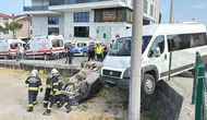 Bartın-Karabük yolunda işçi minibüsü, iki otomobile çarptı : 3 yaralı