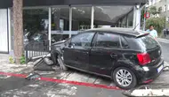 Kadıköy'de kontrolden çıkan otomobil motosiklet galerisine daldı : Sürücü yaralandı