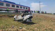 Muş'ta faciadan dönüldü : Tren ile traktör çarpıştı, sürücü kurtuldu