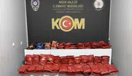 Niğde'de kaçak tütün operasyonu : Araçtan yüzlerce paket çıktı