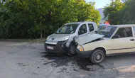 Konya Seydişehir'de ticari araç ile otomobil çarpıştı : 4 yaralı