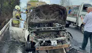 Bayrampaşa'da seyir halindeki otomobil alev alev yandı