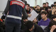 Sivas Koyulhisar'da 10 düzensiz göçmen yakalandı : 3 zanlı tutuklandı