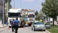 Karaman'da otomobil, tırın dorsesine çarptı : 1'i ağır 3 yaralı