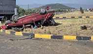 İzmir'de otomobil kazada ters döndü : Sürücü yaralandı