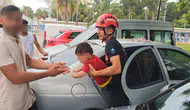 Antalya'da otomobilde kilitli kalan 1 yaşındaki çocuğu itfaiye ekipleri kurtardı