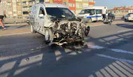 Kayseri'de kontrolden çıkan hafif ticari araç bariyerlere çarptı