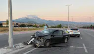 Kayseri'de kaza : Otomobil aydınlatma direğine çarptı