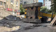 Kayseri'de apartman yıkımı : İş makinesi devrildi, operatör yaralandı