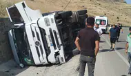 Malatya'da tır, kontrolden çıkıp devrildi