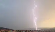 Çanakkale'de yıldırım düşmesi sonucu yangın çıktı