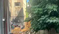 Beyoğlu'nda metruk bina çöktü ! Kopan parçalar aracın üstüne devrildi