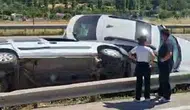 Bursa'da iki otomobil orta refüje saplandı : Araçlar bariyerlerin arasında sıkıştı