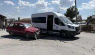 Çorum'da minibüs ile otomobil kavşakta çarpıştı : 2 yaralı