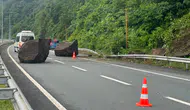 Rize'de yamaçtan kopan kayalar yolu kapattı