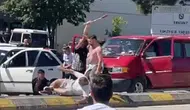 Sakarya'da trafikte husumetlilerin sopalı taşlı kavgası kamerada