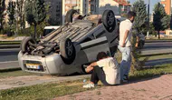 Kayseri'de ticari araç devrildi : Sürücü ve annesi yaralandı