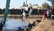 Erzincan'da sulama kanalına düşen otomobilin sürücüsü kurtarıldı