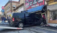 Çorum’da kontrolden çıkan minibüs ortalığı birbirine kattı : 5 araç ve çay ocağı hasar gördü