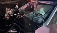 Sivas'ta traktöre çarpan Mercedes otomobil kağıt gibi ezildi : 4 yaralı