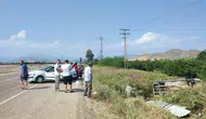 Adana'da otomobilin çarptığı araç narenciye bahçesine devrildi : 4 yaralı