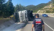 Bilecik’te tır yan yattı : Sürücünün kontrolü kaybetmesi kazaya yol açtı