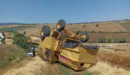 Samsun'da devrilen biçerdöverin operatörü yaralandı