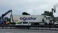 Pendik TEM otoyolunda kaza : Tır bariyerlere çarptı