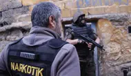 İzmir’de 25 yıl hapis cezası bulunan uyuşturucu taciri sahte kimlikle yakalandı
