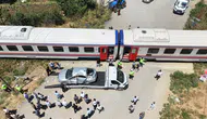 Muş'ta hemzemin geçitte feci kaza : Tren otomobile çarptı, 3 yaralı