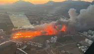 Mersin Silifke'de yangın : Otluk alandaki alevler ev ve araca sıçradı