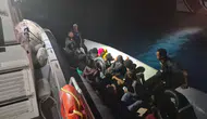 İzmir Dikili açıklarında lastik botta 14 düzensiz göçmen yakalandı