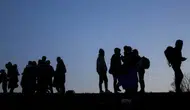 İzmir'de göçmen operasyonu : 10'u çocuk 100 düzensiz göçmen yakalandı