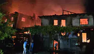 Bilecik'te ahşap evde çıkan yangın komşu ahşap eve de sıçradı