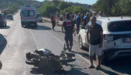 Alanya'da park halindeki otomobile çarpan motosikletteki 2 genç ağır yaralandı