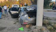 Isparta Sav yolunda kaza : Takla atıp direğe çarpan otomobilde 2 kişi yaralandı