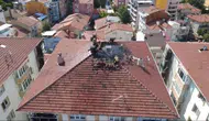 Kütahya'da yıldırım düşen apartman çatısında yangın çıktı