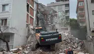 Beylikdüzü'nde kentsel dönüşümde kepçe kazası : Yan binanın banyo duvarını yıktılar