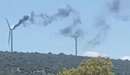 İzmir'de rüzgar türbini alev alev yandı : Ormana sıçramadan helikopterle söndürüldü