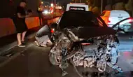 Bursa Osmangazi'de kontrolden çıkan otomobil baz istasyonu ve metro bariyerlerine çarptı