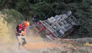 Sakarya'da şarampole devrilen tırın sürücüsü öldü