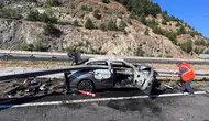 Bilecik'te bariyerlere çarpan otomobil alev aldı : 3 asker yaralandı