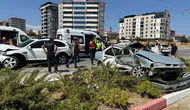 Uşak'ta iki araç çarpıştı : 3 kişi yaralandı