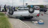 Erzincan'da önüne çıkan otomobile çarpmamak için manevra yaptı, takla attı : 2 yaralı