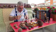 Doğadan topladığı malzemeleri sanata dönüştürüyor