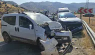 Adıyaman'da hafif ticari araç ile otomobil çarpıştı : 1 yaralı
