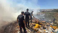 Antalya'da çalılık alandaki yangın evlere sıçramadan söndürüldü